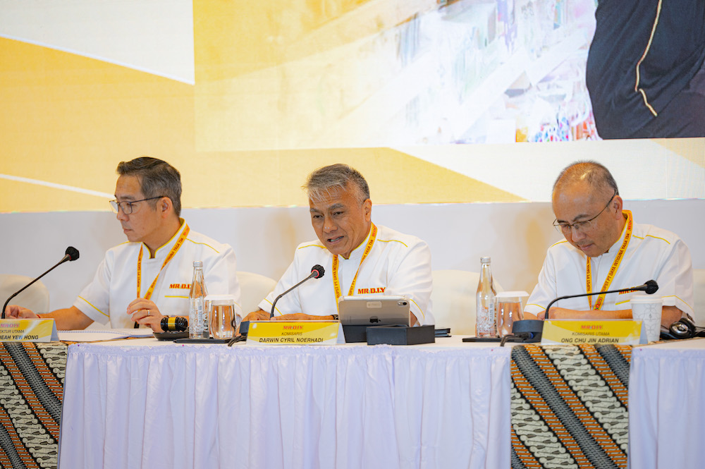 (Kiri-kanan) Edwin Cheah &ndash; Direktur Utama MR.D.I.Y. Indonesia, Darwin Cyril Noerhadi &ndash; Komisaris MR.D.I.Y. Indonesia, dan Ong Chu Jin Adrian &ndash; Komisaris Utama MR.D.I.Y. Indonesia di RUPST MR.D.I.Y. Indonesia.