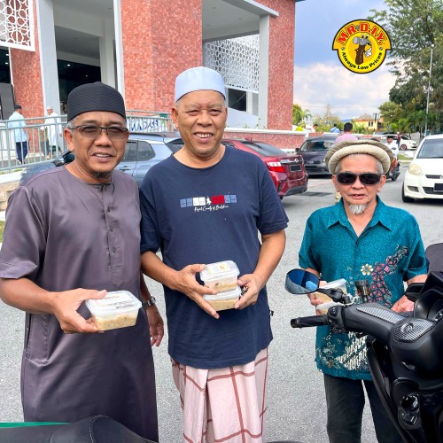 MR D.I.Y. CSR: YAYASAN MR D.I.Y. Spreads Ramadan Cheer with Bubur Lambuk Distribution