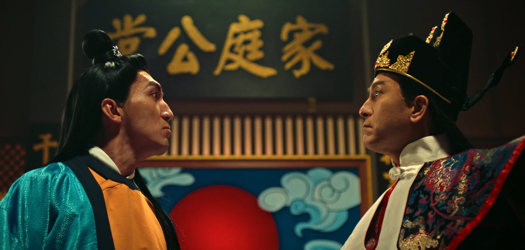 两兄弟在古代法庭内展开一场充满戏剧张力的家庭纷争