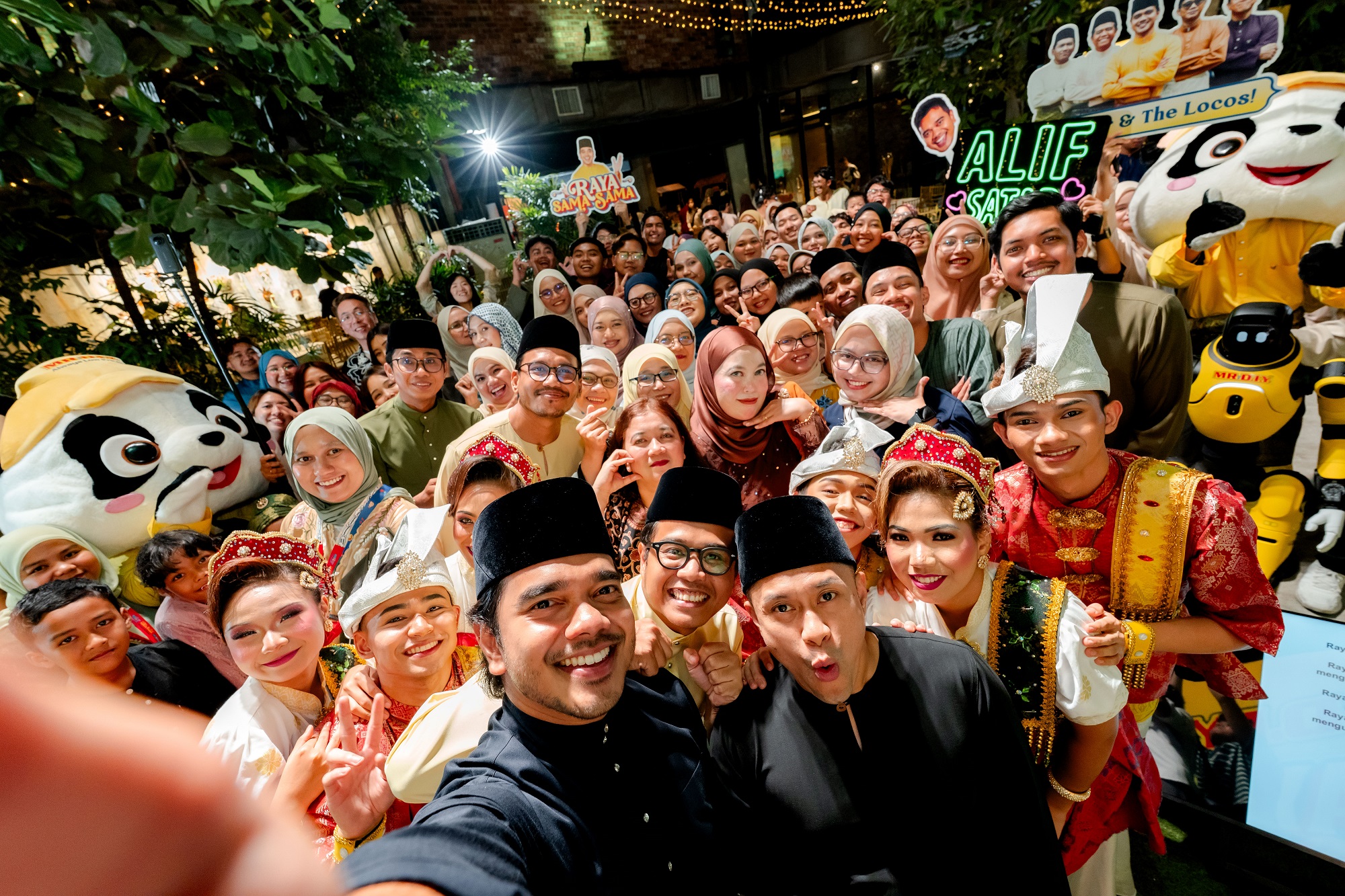 Alif Satar & The Locos memeriahkan Rumah Terbuka ‘Raya Sama Sama’ MR D.I.Y.