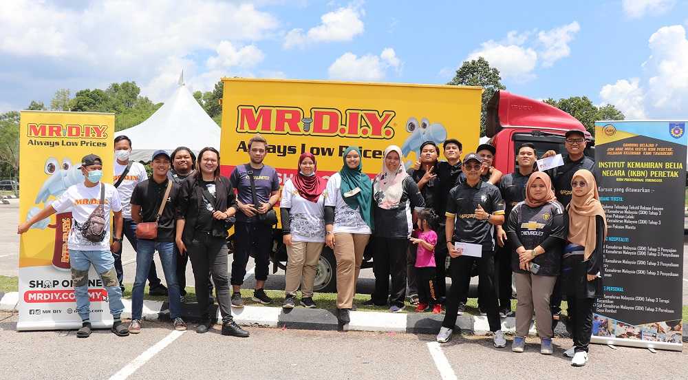 MR.DIY CSR: Mobile Haircut to Students