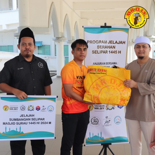 MR.DIY CSR: Community Aid - Slipper Drive to 100 Batu Pahat Mosque