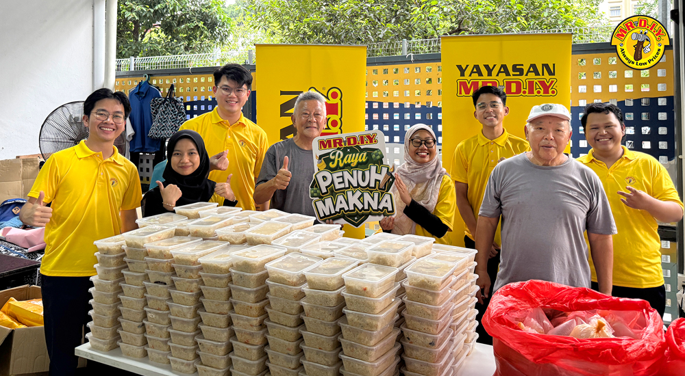 MR D.I.Y. CSR: YAYASAN MR D.I.Y. and Food4U Provide Meals for the Homeless