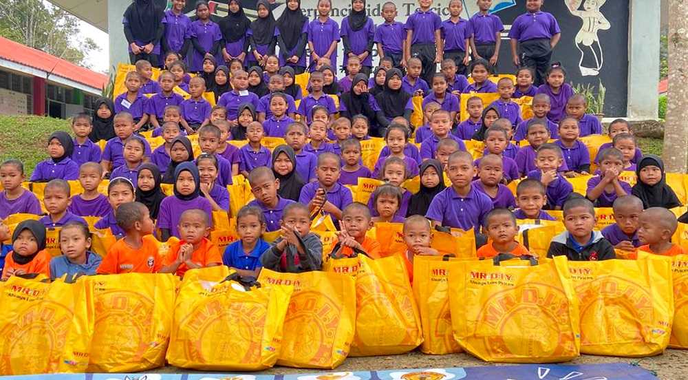 MR.DIY CSR: Back To School SK. Lemoi, Pahang (Collaboration with UiTM's Students)