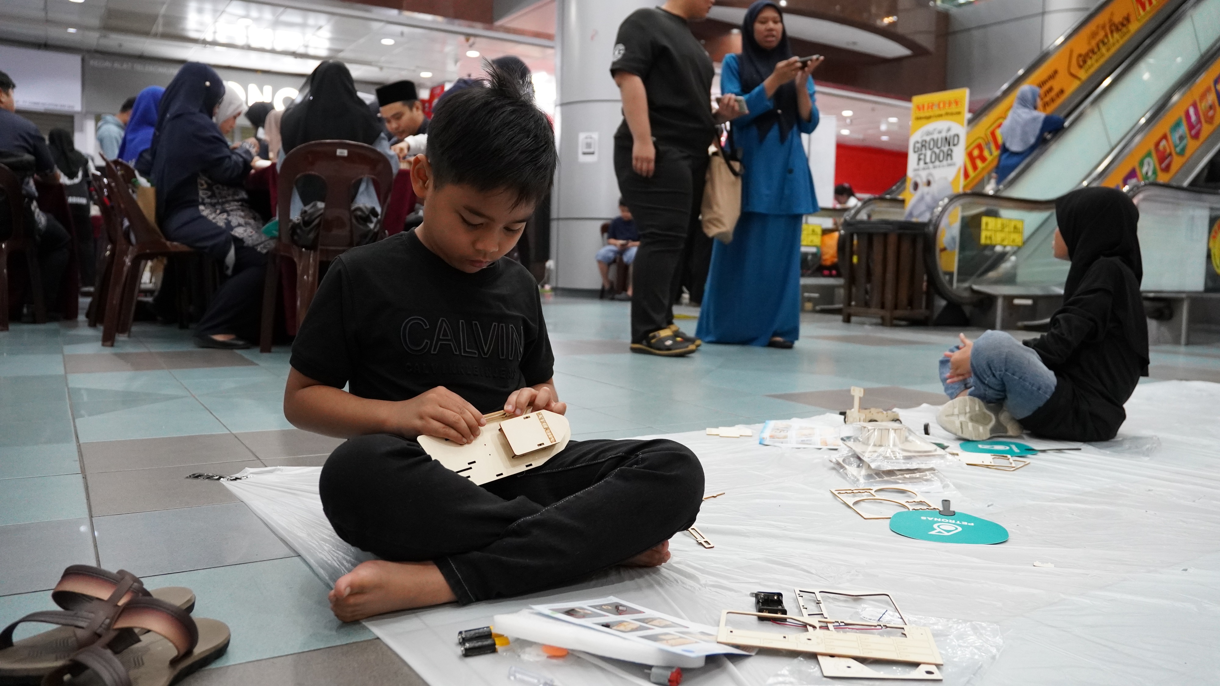 Yayasan MR D.I.Y. and PETRONAS champion STEM Learning 纳闽的一名学生正在通过 MR D.I.Y.基金会捐赠的实践学习工具包探索技术概念。这项与国油合作举办的计划旨在通过让 STEM 教育变得更触手可及、更具互动性,借此培养面向未来的人才队伍。