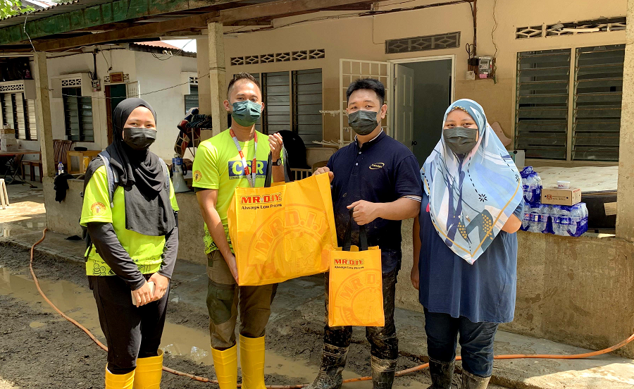 MR.DIY CSR: Post Flood Cleanup at Staff Homes in Hulu Langat, Selangor