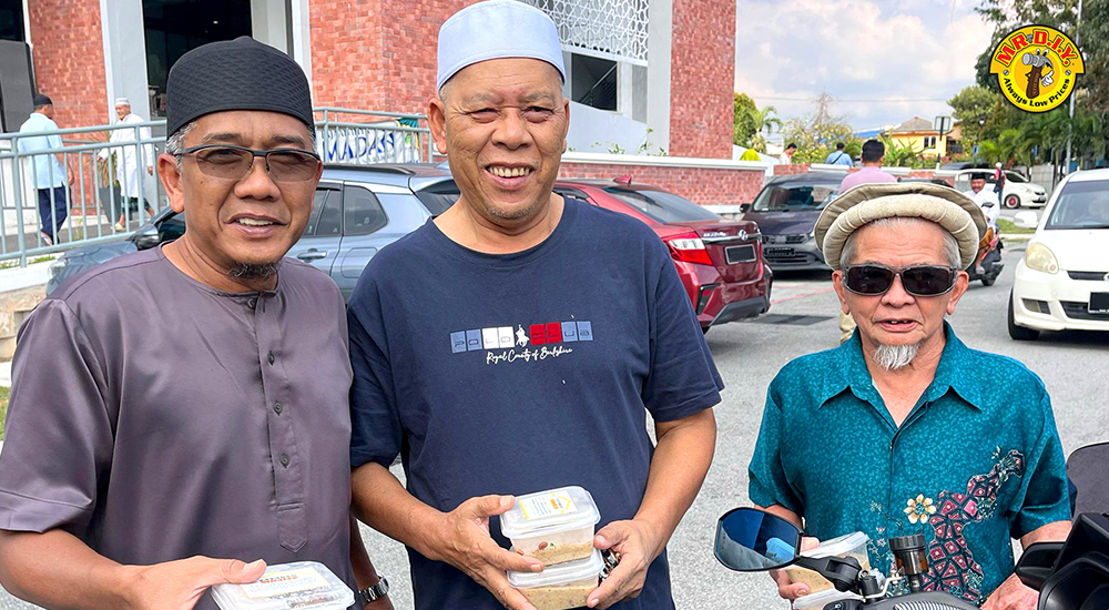 MR D.I.Y. CSR: YAYASAN MR D.I.Y. Spreads Ramadan Cheer with Bubur Lambuk Distribution
